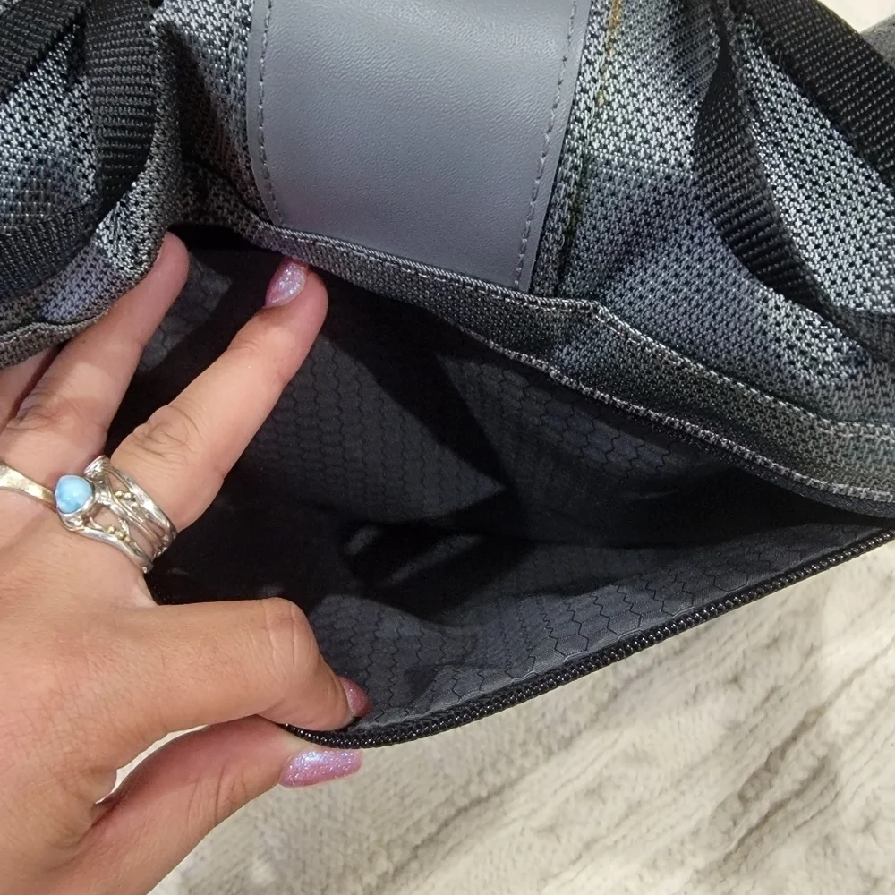 Tumi Men's Nylon with Leather Trim Hanging Toiletry Shaving Zip Bag Gray